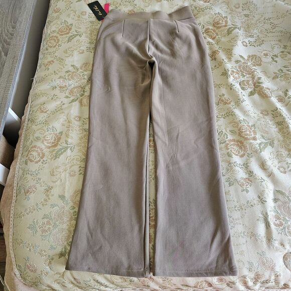 On Chio Women’s Dress Pants Gray Size M Straight Leg Trousers with Gold Buckle. - Picture 4 of 9